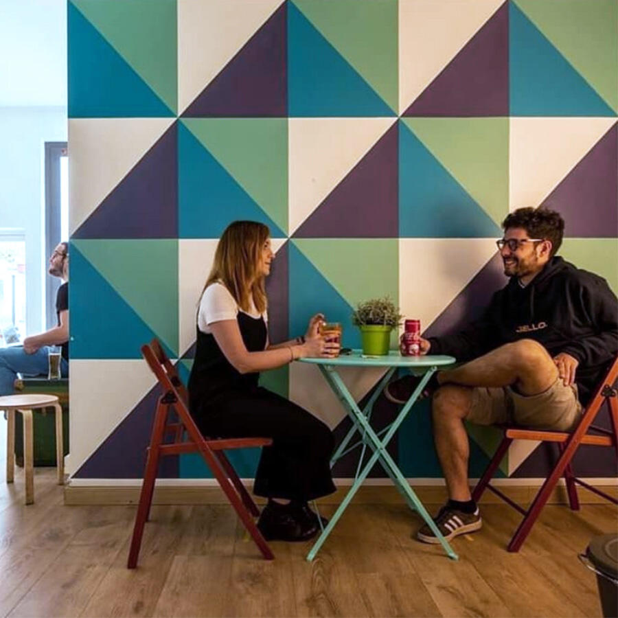 Beabarcas - spazi commerciali parete decorata a mano con motivo geometrico per ostello bello milano