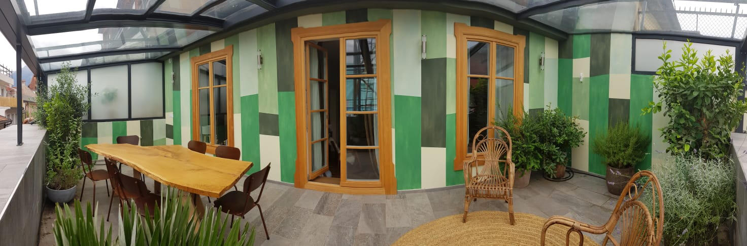 Beabarcas - Decorazioni Decorazione murale geometrica dipinta a mano in una terrazza privata.
