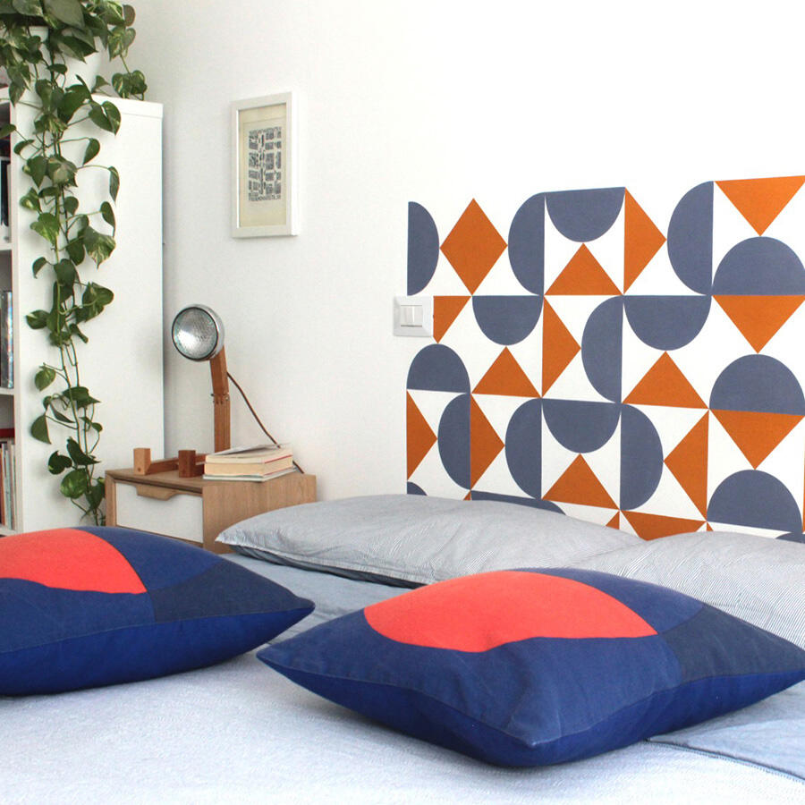 Beabarcas - ambienti privati testata di un letto per abitazione privata decorata a mano su parete con motivo geometrico