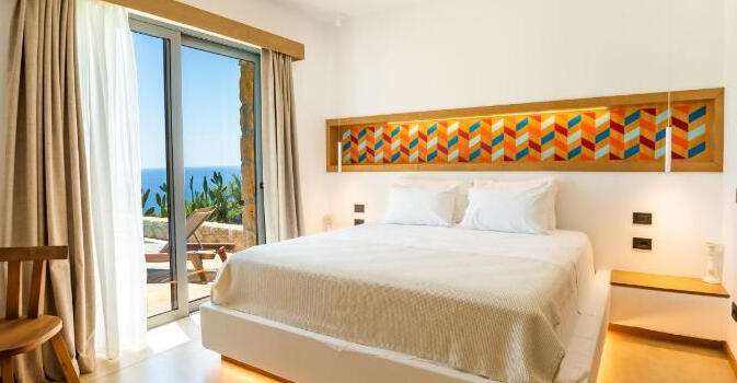 Beabarcas - Sophie Wellness Suite Karpathos - Grecia decorazione di pannelli in legno per le ville del complesso Sohie Wellness Suites a Karpathos in Grecia